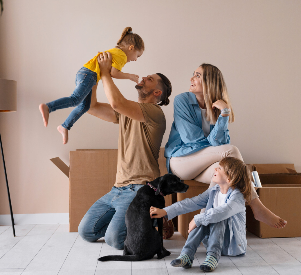 familia-feliz-perro-mudandose-nuevo-hogar